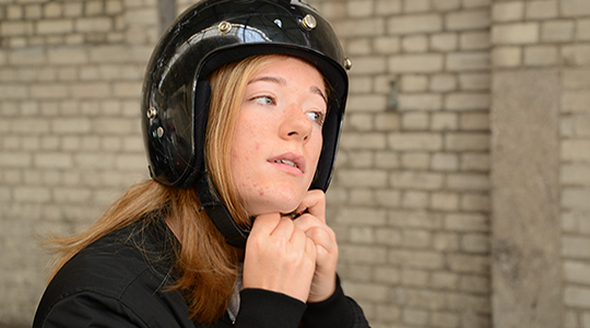 Allt färre på moped använder hjälmen